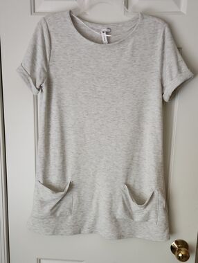 Cable & Gauge Light Heather Gray Short Sleeve Tunic with Pockets